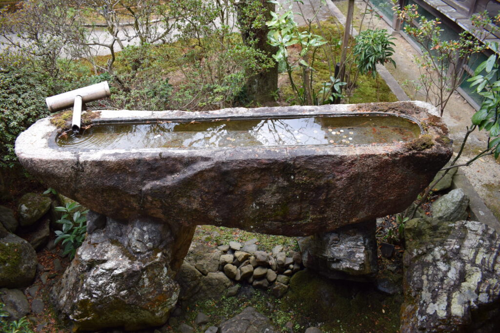 青蓮院門跡　一文字型手水鉢