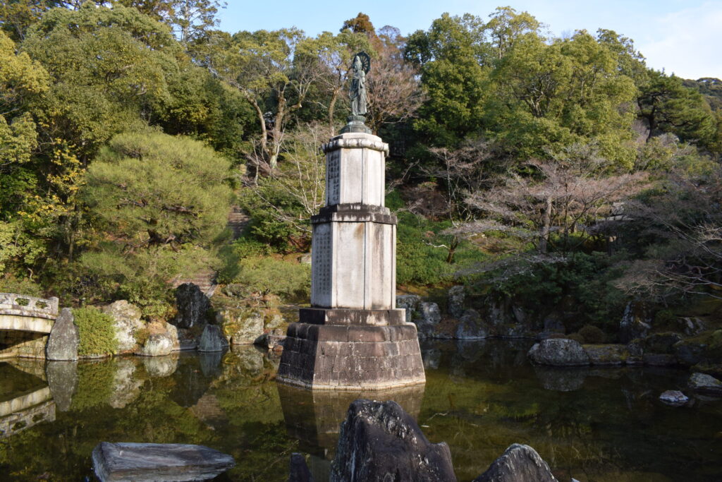知恩院　友禅苑　普陀落の池　聖観音菩薩立像